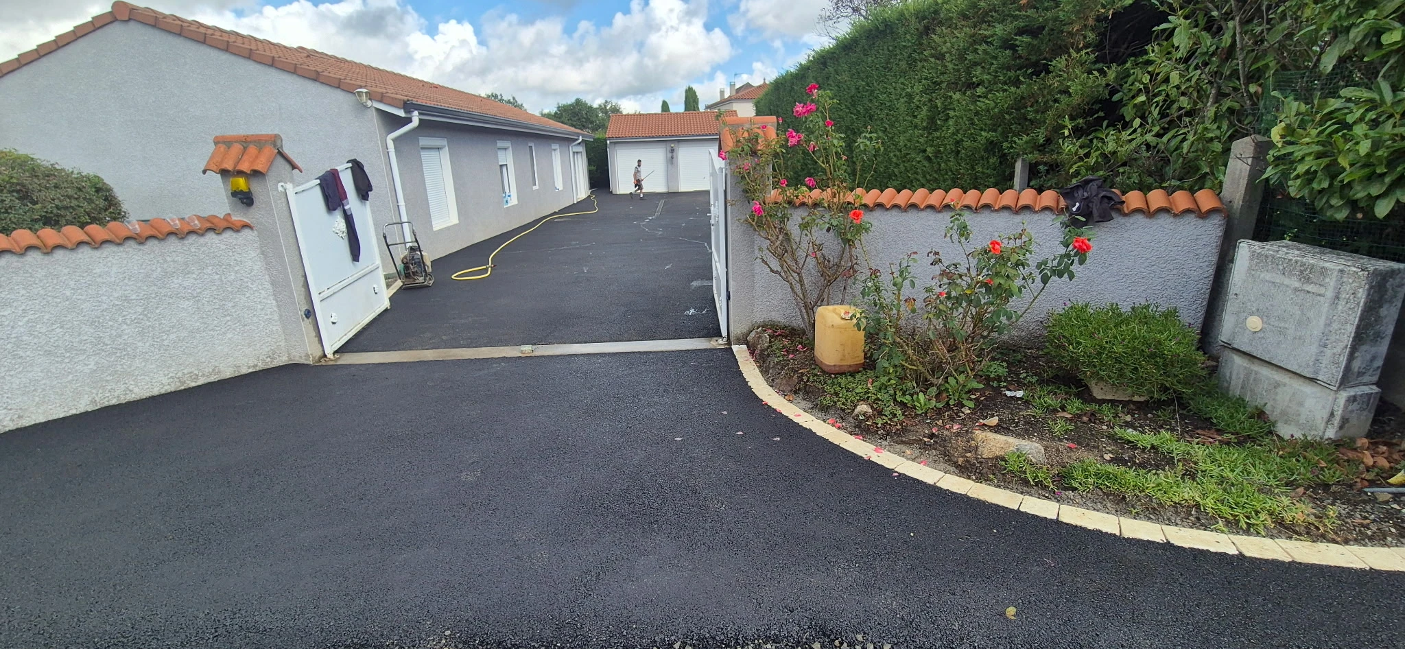 Entrée goudronnée