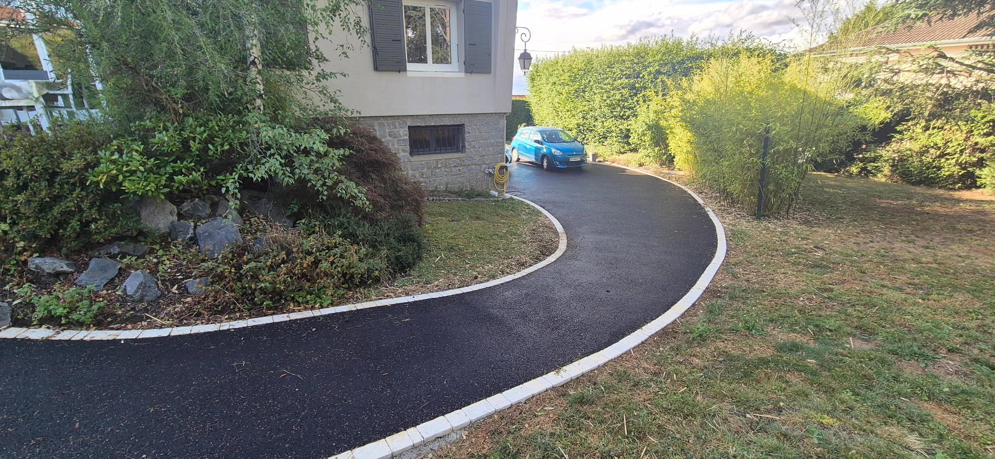 Virage entrée maison goudronnée